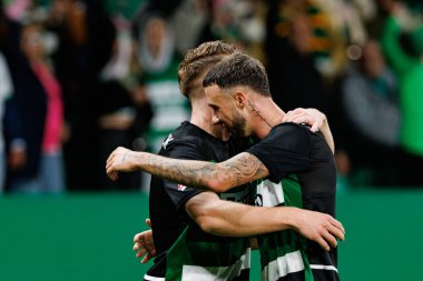 Viktor Gyokeres, Zeno Debast, Estadio Jose Alvalade 'de (Maciej Rogowski) oynayan Sporting CP ve CF Estrela Amadora takımları arasındaki Liga Portekiz maçında gol attıktan sonra kutlama yaparken görüldü.)