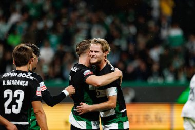 Viktor Gyokeres ve Morten Hjulmand, Estadio Jose Alvalade 'de (Maciej Rogowski) oynayan Sporting CP ve CF Estrela Amadora takımları arasında oynanan Liga Portekiz maçında gol attıktan sonra kutlama yaparken görüldü.)