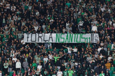 Liga Portekiz maçı sırasında Estadio Jose Alvalade 'de (Maciej Rogowski) CP ve CF Estrela Amadora takımları arasında görülen Nuno Santos için bir tifo ile Sporting taraftarları)