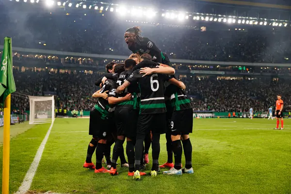 Spor Takımı, UEFA Şampiyonlar Ligi maçında attığı golün ardından Manchester City FC (Maciej Rogowski)