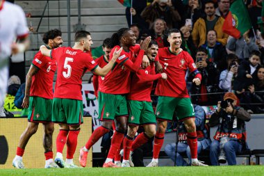 Portekizli oyuncular, Portekiz ve Polonya milli takımları arasında oynanan UEFA Uluslar Ligi maçında Pedro Neto 'nun attığı gol üstüne gol sonrasında Estadio do Dragao' da (Maciej Rogowski)