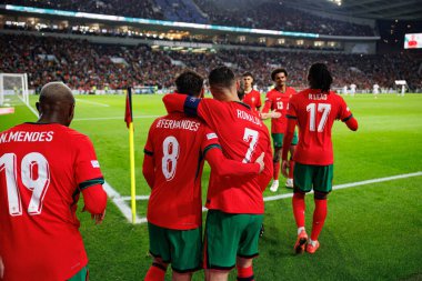 Bruno Fernandes ve Cristiano Ronaldo, Portekiz ve Polonya milli takımları arasında Estadio do Dragao 'da oynanan UEFA Milletler Ligi maçında gol attıktan sonra kutlama yaparken görüldü (Maciej Rogowski)