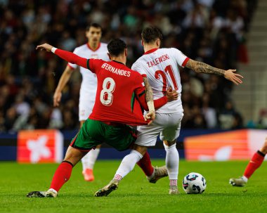 Bruno Fernandes, Nicola Zalewski, UEFA Uluslar Ligi maçında Portekiz ve Polonya milli takımları arasında Estadio do Dragao 'da görüldü (Maciej Rogowski)