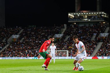 Bruno Fernandes, Kacper Urbanski UEFA Uluslar Ligi maçında Portekiz ve Polonya milli takımları arasında Estadio do Dragao 'da görüldü (Maciej Rogowski)