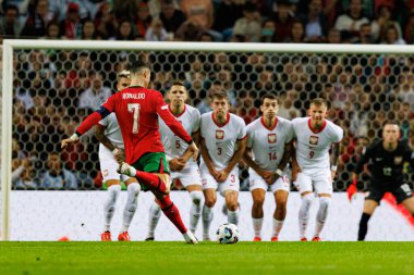 Portekiz ve Polonya milli takımları arasında Estadio do Dragao 'da oynanan UEFA Uluslar Ligi maçında görülen Cristiano Ronaldo ve Polonyalı oyuncular duvarı (Maciej Rogowski)