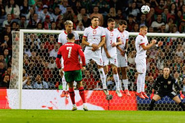 Portekiz ve Polonya milli takımları arasında Estadio do Dragao 'da oynanan UEFA Uluslar Ligi maçında görülen Cristiano Ronaldo ve Polonyalı oyuncular duvarı (Maciej Rogowski)
