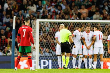 Portekiz ve Polonya milli takımları arasında Estadio do Dragao 'da oynanan UEFA Uluslar Ligi maçında görülen Cristiano Ronaldo ve Polonyalı oyuncular duvarı (Maciej Rogowski)