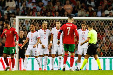 Portekiz ve Polonya milli takımları arasında Estadio do Dragao 'da oynanan UEFA Uluslar Ligi maçında görülen Cristiano Ronaldo ve Polonyalı oyuncular duvarı (Maciej Rogowski)