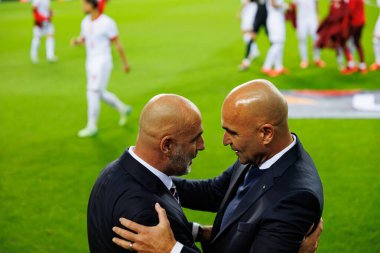 Michal Probierz, Roberto Martinez UEFA Uluslar Ligi maçında Portekiz ve Polonya milli takımları arasında Estadio do Dragao 'da görüldü (Maciej Rogowski)