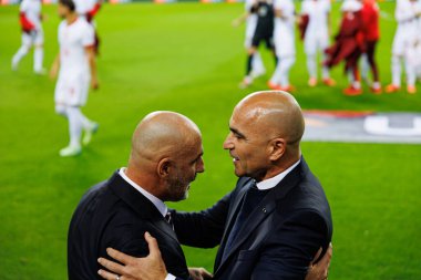 Michal Probierz, Roberto Martinez UEFA Uluslar Ligi maçında Portekiz ve Polonya milli takımları arasında Estadio do Dragao 'da görüldü (Maciej Rogowski)