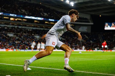 Nicola Zalewski, Portekiz ve Polonya milli takımları arasında Estadio do Dragao 'da oynanan UEFA Uluslar Ligi maçında görüldü (Maciej Rogowski)