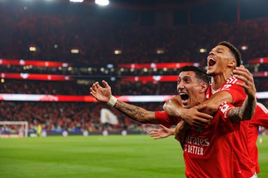 Angel Di Maria ve Alexander Bah, Liga Portekiz maçında SL Benfica ve FC Porto takımları arasında Estadio Da Luz 'da (Maciej Rogowski)