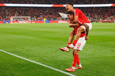 Angel Di Maria ve Alexander Bah, Liga Portekiz maçında SL Benfica ve FC Porto takımları arasında Estadio Da Luz 'da (Maciej Rogowski)