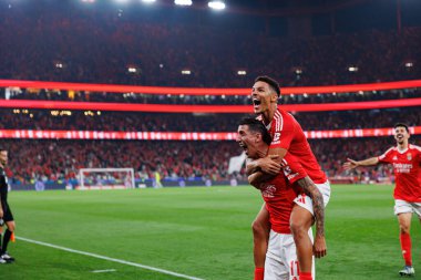 Angel Di Maria ve Alexander Bah, Liga Portekiz maçında SL Benfica ve FC Porto takımları arasında Estadio Da Luz 'da (Maciej Rogowski)