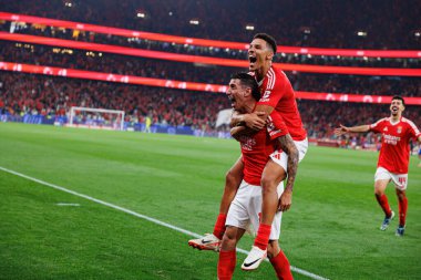 Angel Di Maria ve Alexander Bah, Liga Portekiz maçında SL Benfica ve FC Porto takımları arasında Estadio Da Luz 'da (Maciej Rogowski)