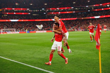 Angel Di Maria ve Alexander Bah, Liga Portekiz maçında SL Benfica ve FC Porto takımları arasında Estadio Da Luz 'da (Maciej Rogowski)