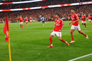 Angel Di Maria ve Alexander Bah, Liga Portekiz maçında SL Benfica ve FC Porto takımları arasında Estadio Da Luz 'da (Maciej Rogowski)
