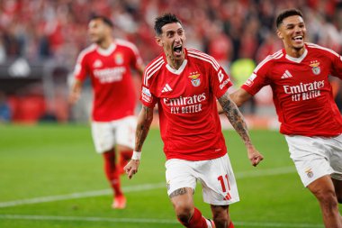 Angel Di Maria ve Alexander Bah, Liga Portekiz maçında SL Benfica ve FC Porto takımları arasında Estadio Da Luz 'da (Maciej Rogowski)