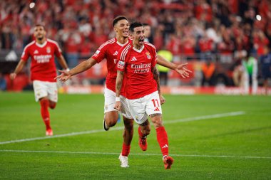 Alexander Bah, Angel Di Maria, Liga Portekiz maçında SL Benfica ve FC Porto takımları arasında Estadio Da Luz 'da (Maciej Rogowski)