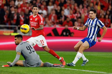 Angel Di Maria, Liga Portekiz maçında SL Benfica ve FC Porto takımları arasında Estadio Da Luz (Maciej Rogowski) maçında Diogo Costa ve Francisco Moura 'nın yanında gol attı.)