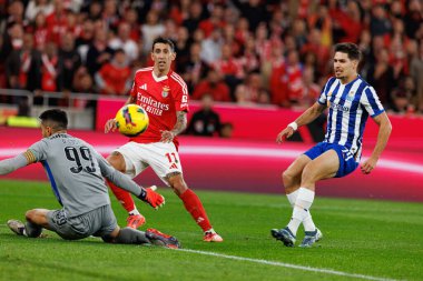 Angel Di Maria, Liga Portekiz maçında SL Benfica ve FC Porto takımları arasında Estadio Da Luz (Maciej Rogowski) maçında Diogo Costa ve Francisco Moura 'nın yanında gol attı.)