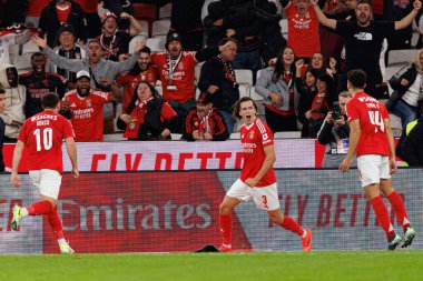 Alvaro Carreras, Liga Portekiz maçında SL Benfica ve FC Porto takımları arasında attığı gol sonrasında Estadio Da Luz 'da (Maciej Rogowski)