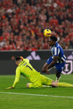 Anatoliy Trubin, Samu Omorodion Liga Portekiz maçı sırasında SL Benfica ve FC Porto takımları arasında Estadio Da Luz 'da (Maciej Rogowski)