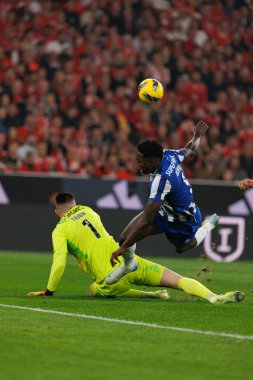 Anatoliy Trubin, Samu Omorodion Liga Portekiz maçı sırasında SL Benfica ve FC Porto takımları arasında Estadio Da Luz 'da (Maciej Rogowski)