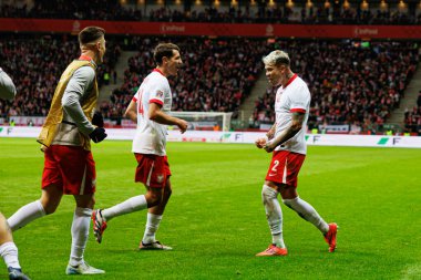 Jakub Kiwior, Kamil Piatkowski, Polonya ve İskoçya milli takımları arasında oynanan UEFA Milletler Ligi maçında gol attıktan sonra PGE Narodowy 'da (Maciej Rogowski)