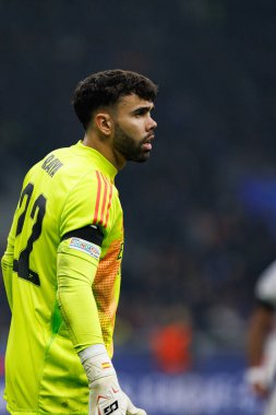 David Raya UEFA Şampiyonlar Ligi maçında Internazionale Milano ve Arsenal FC (Maciej Rogowski) takımları arasında görüldü.)