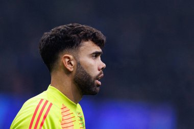 David Raya UEFA Şampiyonlar Ligi maçında Internazionale Milano ve Arsenal FC (Maciej Rogowski) takımları arasında görüldü.)