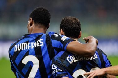 Denzel Dumfries, Hakan Calhanoğlu UEFA Şampiyonlar Ligi maçında Milano ve Arsenal FC (Maciej Rogowski)