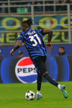 Yann Bisseck UEFA Şampiyonlar Ligi maçında Internazionale Milano ve Arsenal FC (Maciej Rogowski)