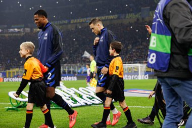 Denzel, Dumfries, Piotr Zielinski UEFA Şampiyonlar Ligi maçında Internazionale Milano ve Arsenal FC (Maciej Rogowski)