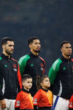 UEFA Şampiyonlar Ligi maçında Milano ve Arsenal FC (Maciej Rogowski) takımları arasında Mikel Merino, William Sthe ve Jurrien Timber görüldü.)