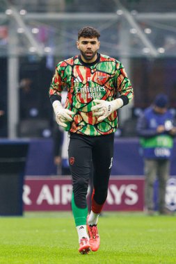 David Raya UEFA Şampiyonlar Ligi maçında Internazionale Milano ve Arsenal FC (Maciej Rogowski) takımları arasında görüldü.)