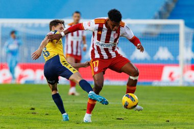 Jandro Orellana, John Mercado Liga Portekiz maçı sırasında Estoril Praia ve AVS Futebol SAD takımları arasında Estadio Antonio Coimbra da Mota (Maciej Rogowski)
