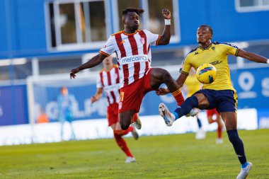 Babatunde Akinsola, Wagner Pina Liga Portekiz maçı sırasında Estoril Praia ve AVS Futebol SAD takımları arasında Estadio Antonio Coimbra da Mota (Maciej Rogowski)