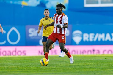 Babatunde Akinsola, Liga Portekiz maçı sırasında Estoril Praia ve AVS Futebol SAD takımları arasında Estadio Antonio Coimbra da Mota 'da görüldü (Maciej Rogowski)