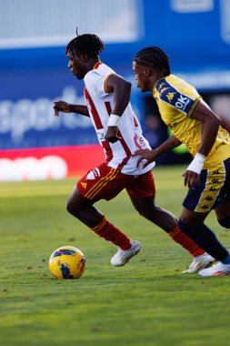 Babatunde Akinsola, Liga Portekiz maçı sırasında Estoril Praia ve AVS Futebol SAD takımları arasında Estadio Antonio Coimbra da Mota 'da görüldü (Maciej Rogowski)