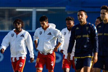 Babatunde Akinsola, Lucas Piazon Liga Portekiz maçı sırasında Estoril Praia ve AVS Futebol SAD takımları arasında Estadio Antonio Coimbra da Mota (Maciej Rogowski)