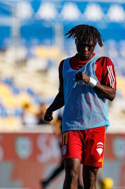 Babatunde Akinsola, Liga Portekiz maçı sırasında Estoril Praia ve AVS Futebol SAD takımları arasında Estadio Antonio Coimbra da Mota 'da görüldü (Maciej Rogowski)