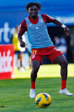 Babatunde Akinsola, Liga Portekiz maçı sırasında Estoril Praia ve AVS Futebol SAD takımları arasında Estadio Antonio Coimbra da Mota 'da görüldü (Maciej Rogowski)