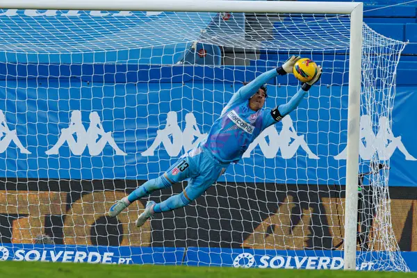 Guillermo Ochoa, Liga Portekiz maçı sırasında Estoril Praia ve AVS Futebol SAD takımları arasında Estadio Antonio Coimbra da Mota 'da (Maciej Rogowski)