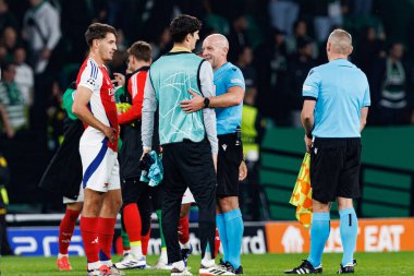 Jakub Kiwior, Vladan Kovaceviç ve Szymon Marciniak, UEFA Şampiyonlar Ligi karşılaşmasında Sporting CP ve Arsenal FC (Maciej Rogowski) 