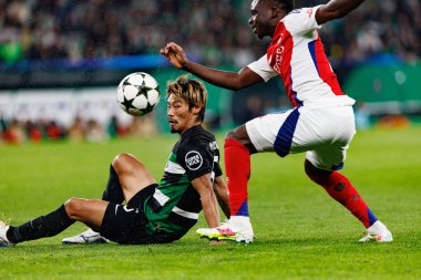 Hidemasa Morita, Bukayo Saka UEFA Şampiyonlar Ligi maçında Sporting CP ve Arsenal FC (Maciej Rogowski) takımları arasında görüldü.) 