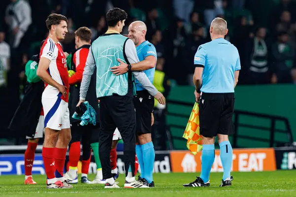 Jakub Kiwior, Vladan Kovaceviç ve Szymon Marciniak, UEFA Şampiyonlar Ligi karşılaşmasında Sporting CP ve Arsenal FC (Maciej Rogowski) 