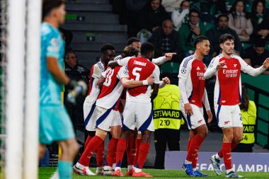 Arsenal takımı UEFA Şampiyonlar Ligi maçında Gabriel Magalhaes 'in attığı gol üstüne gol sonrasında Sporting CP ve Arsenal FC takımları arasında kutlama yaparken görüldü (Maciej Rogowski) 