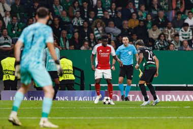 Bukayo Saka, Maximiliano Araujo UEFA Şampiyonlar Ligi maçında CP ve Arsenal FC takımları arasında görüldü (Maciej Rogowski) 