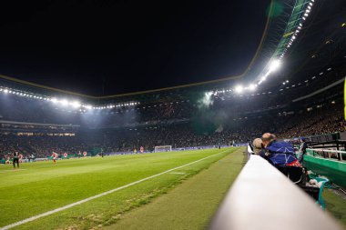 Sportif CP ve Arsenal FC (Maciej Rogowski) takımları arasında oynanan UEFA Şampiyonlar Ligi maçı sırasında Sportmenlerin taraftarları görülüyor) 